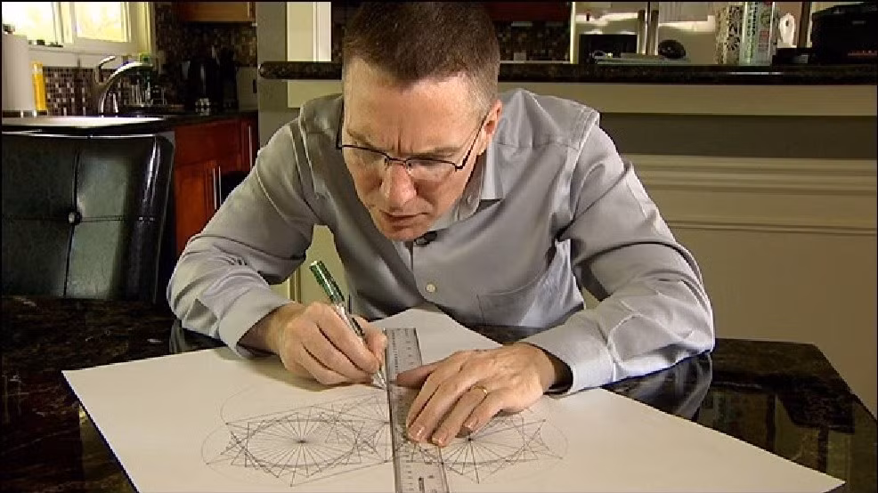 Từ một nhân viên bán đồ gỗ tại thành phố Tacoma, bang Washington, Mỹ, Jason Padgett sinh năm 1970 bất ngờ trở thành thiên tài toán học sau khi bị 2 tên cướp tấn công, đánh vào đầu dẫn đến bất tỉnh vào năm 2002. Sau khi được đưa vào bệnh viện điều trị và hồi phục, ông Jason đột nhiên nhìn thấy công thức toán học xuất hiện ở mọi nơi và có thể biến chúng thành các biểu đồ một cách dễ dàng.