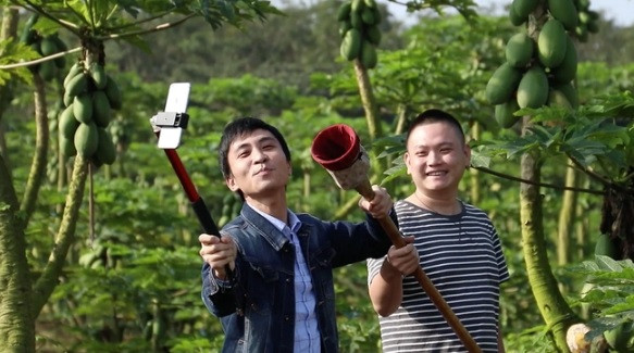 Những ngôi làng “cùng làm giàu” bởi ai cũng biết… livestream - Hình 3 Nhung ngoi lang “cung lam giau” boi ai cung biet… livestream-Hinh-3
