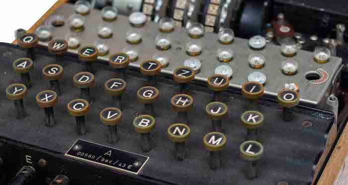 Thông qua sử dụng máy Enigma, Đức quốc xã có thể tạo ra khoảng 10 triệu tỉ cách mã hóa khác nhau ngay từ phiên bản đầu tiên.
