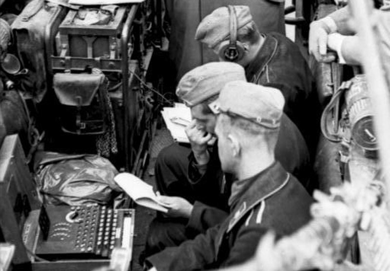 Thông qua các tin tình báo có được cộng với việc có được bản sao của máy Enigma, các chuyên gia đã tạo ra cỗ máy Ultra vào năm 1940 giúp giải mã thành công hàng loạt bức mật mã của phát xít Đức.