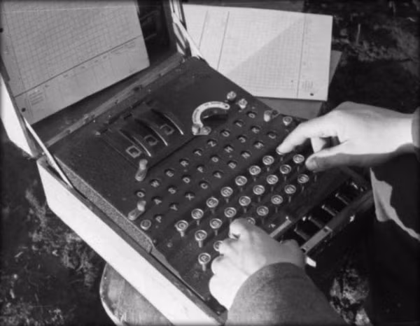 Nhờ cỗ máy giải mã Ultra, quân Đồng minh đã nắm được nhiều thông tin quân sự quan trọng của phát xít Đức. Từ đó, quân Đồng minh thực hiện những chiến dịch quân sự với sự chuẩn bị kỹ càng để có thể đánh bại quân đội Đức quốc xã ở nhiều mặt trận.