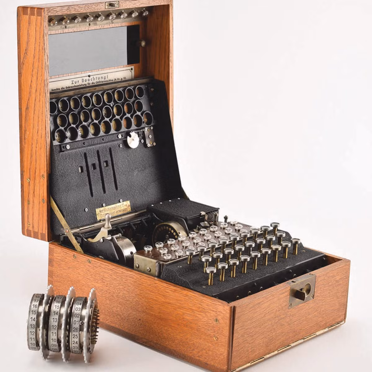 Sở dĩ chính quyền Hitler tự tin về cỗ máy Enigma như vậy là vì nó có cấu tạo và cách thức hoạt động phức tạp. Theo các chuyên gia, máy mật mã Enigma có kích thước nhỏ nhọn, hoàn toàn tự động hóa các hoạt động mã hóa và giải mã.