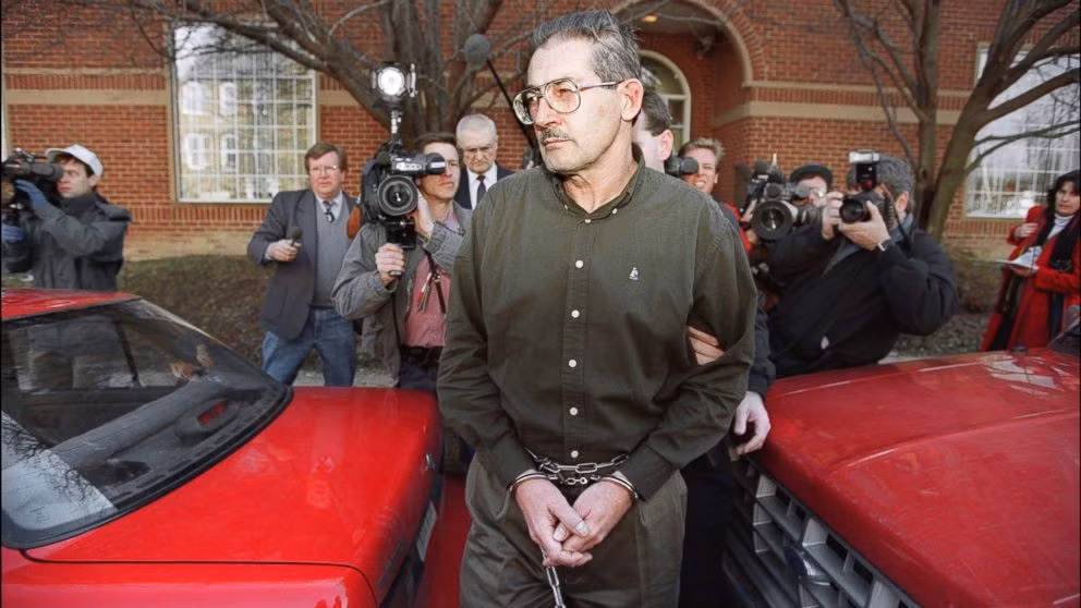 Trong quá trình điều tra, Cục tình báo trung ương Mỹ từng nghi ngờ Edward Lee Howard - một sĩ quan của CIA đã đào tẩu sang Moscow có thể chính là người đã khiến những điệp viên của Mỹ biến mất bí ẩn khi làm nhiệm vụ ở Liên Xô.