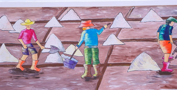 Bức tường tranh bích họa Ninh Hải nằm dọc theo bờ biển đã trở thành địa điểm thu hút khách du lịch trong và ngoài nước tới tham quan, chụp ảnh. Ảnh: Baovanhoa.