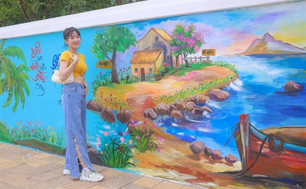 Theo đó, bức tường tranh bích họa ở Ninh Thuận để lại nhiều ấn tượng tốt đẹp trong lòng du khách. Ảnh: Baovanhoa.