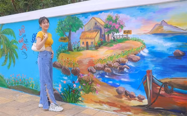 Theo đó, bức tường tranh bích họa ở Ninh Thuận để lại nhiều ấn tượng tốt đẹp trong lòng du khách. Ảnh: Baovanhoa.