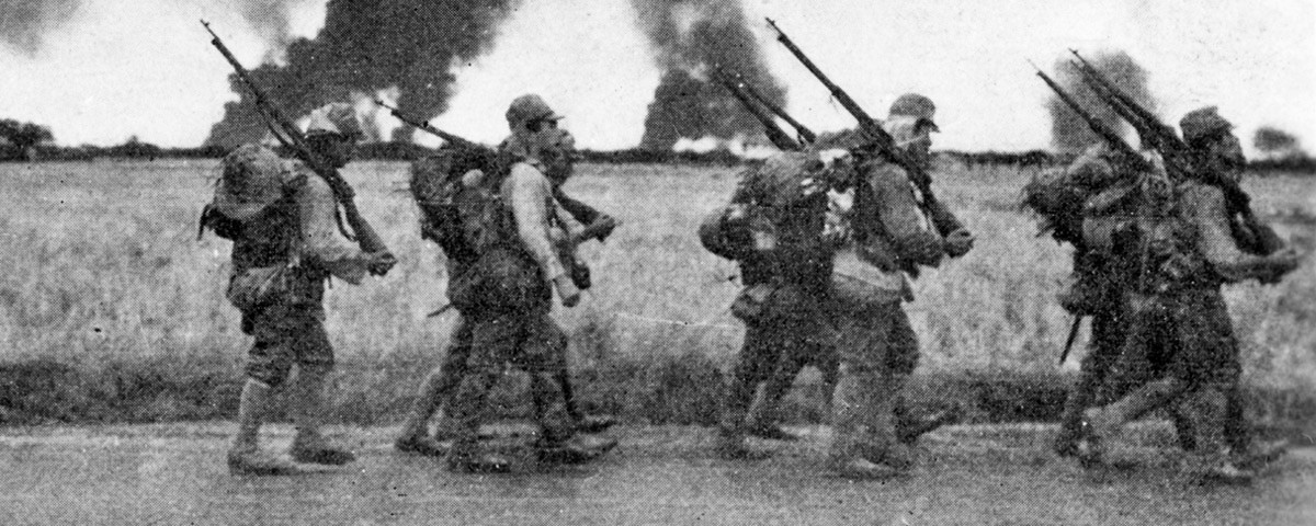 Do bị lực lượng Anh tấn công từ nhiều mọi hướng nên trung đoàn bộ binh Nhật Bản trên quyết định đi tắt qua khu vực đầm lầy ngập nước dài 16 km ở giữa đảo để tụ họp với lực lượng ở phía bên kia.