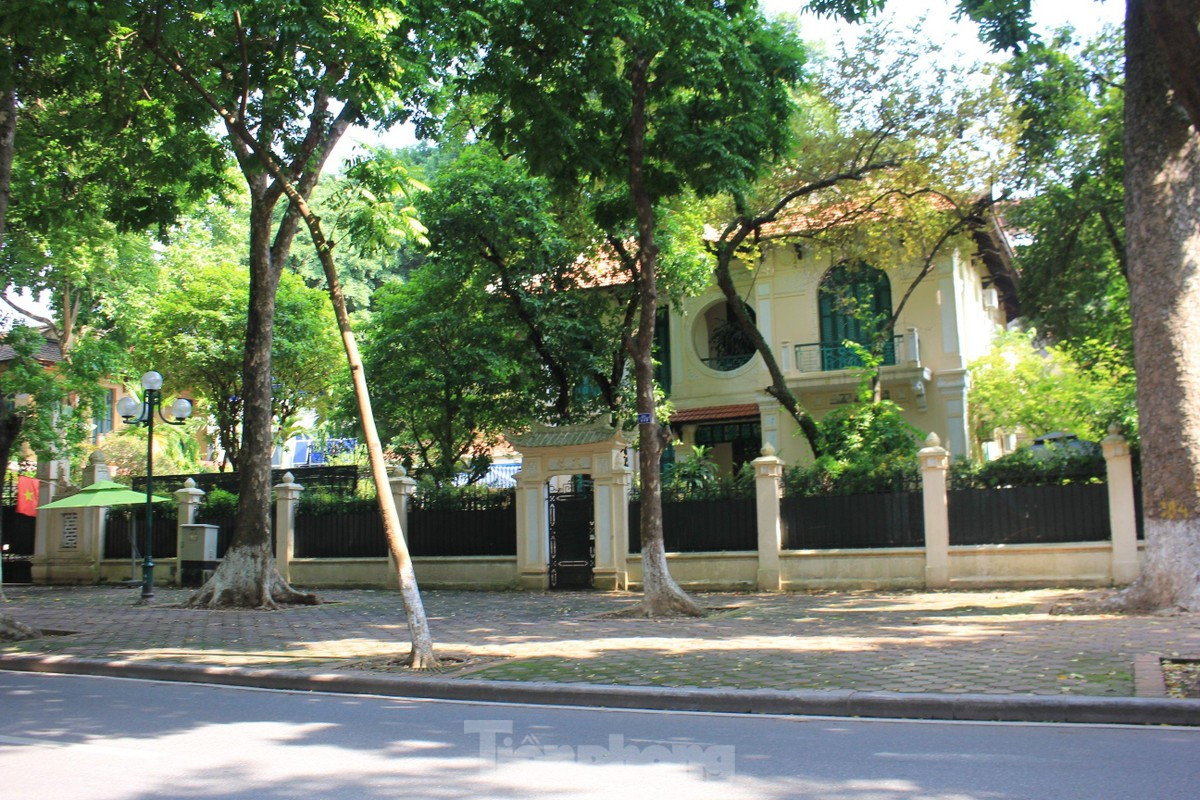 Theo Travel+Leisure Luxury Awards Asia Pacific 2023, thủ đô Hà Nội là điểm đến mang vẻ đẹp thơ mộng, cổ kính lẫn hiện đại. Thủ đô ngàn năm văn hiến của Việt Nam có những công trình kiến trúc hàng trăm tuổi cũng như những tòa nhà hiện đại. Văn hóa - ẩm thực cũng là điểm hấp dẫn du khách khi đến Hà Nội. Ảnh: Tiền phong.