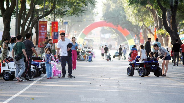 Khu vực trung tâm hồ Hoàn Kiếm là một trong những điểm đến nổi tiếng nhất ở Hà Nội. Nơi đây thường xuyên diễn ra các hoạt động ngoài trời náo nhiệt, đặc biệt là vào những ngày cuối tuần, khi phố đi bộ hoạt động. Ảnh: Tiền phong.