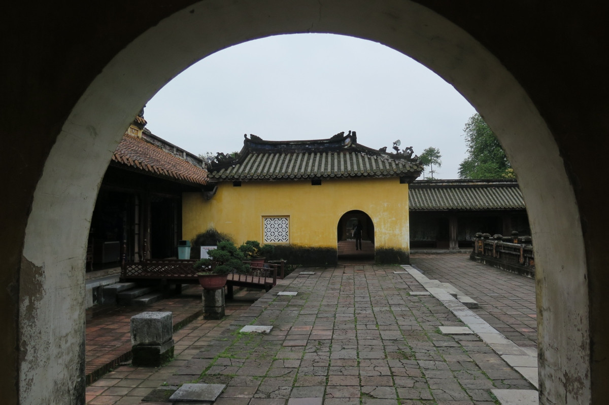 Khi tới Huế, du khách hãy dành thời gian tham quan một vài địa danh chính trong Quần thể di tích Cố đô Huế đã được UNESCO công nhận là Di sản Văn hóa thế giới. Ngoài ra, lăng mộ của các vị vua Khải Định, vua Tự Đức, vua Minh Mạng… cũng là lựa chọn thú vị. Ảnh: VOV.