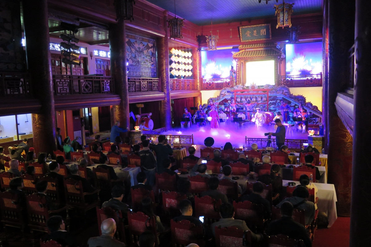 Du khách có thể trải nghiệm những hoạt động thú vị khác như đi du thuyền trên dòng sông Hương thơ mộng, ngắm nhìn vẻ đẹp Huế, chiêm ngưỡng cầu Trường Tiền về đêm và thưởng thức Nhã nhạc cung đình Huế cùng những buổi biểu diễn ca múa nhạc hấp dẫn. Ảnh: VOV.