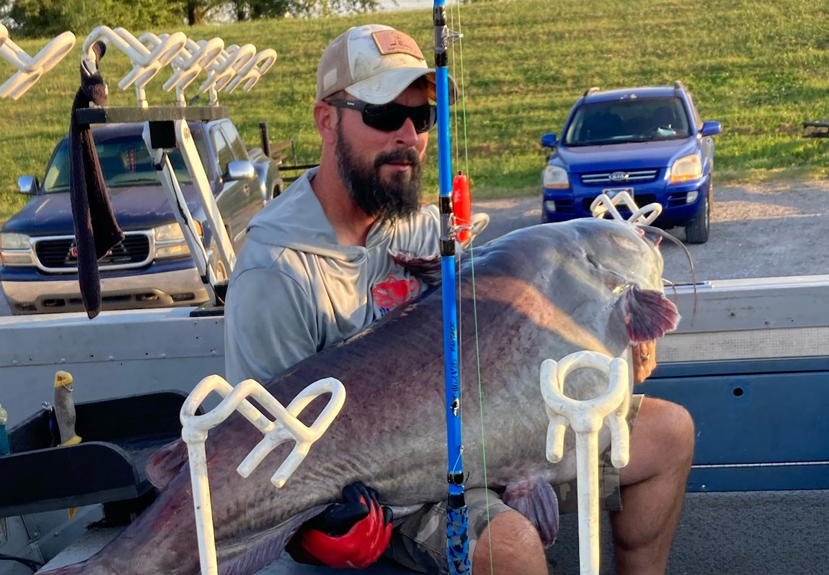 Anh Burkhart cho hay đã dùng cá ngừ vằn làm mồi và cần câu 13 kg để câu được con cá da trơn trên. Vợ chồng anh mất 45 phút và phải gọi thêm vài người mới có thể đưa con cá vào lưới. Tiếp đến, mọi người mất 20 phút nữa để đưa "thủy quái" lên thuyền. Về sau, anh thả con cá da trơn đã bắt được trở lại sông.