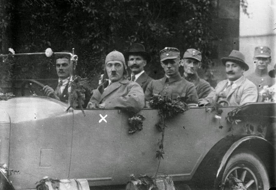 Hitler ngồi ô tô khi tham gia một chiến dịch bầu cử ở Đức năm 1923.