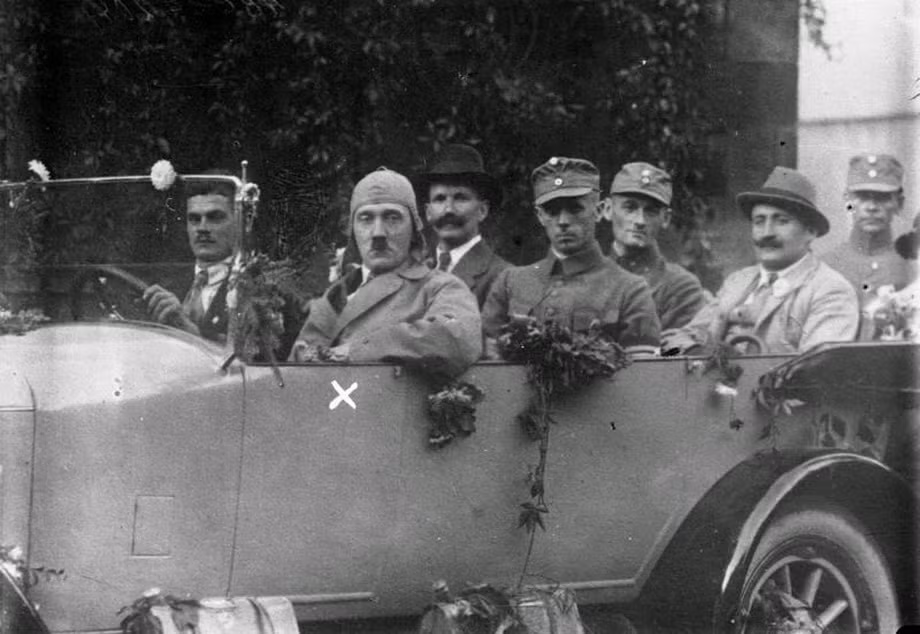 Hitler ngồi ô tô khi tham gia một chiến dịch bầu cử ở Đức năm 1923.