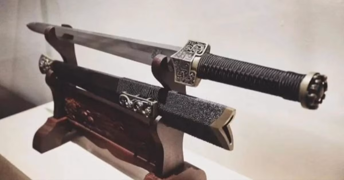 Điều đặc biệt là công nghệ luyện kim của Trung Quốc cổ đại đã đạt đến mức cực kỳ cao, với việc sử dụng các nguyên tố vi lượng như nhôm và sắt trong thành phần của kiếm đồng.