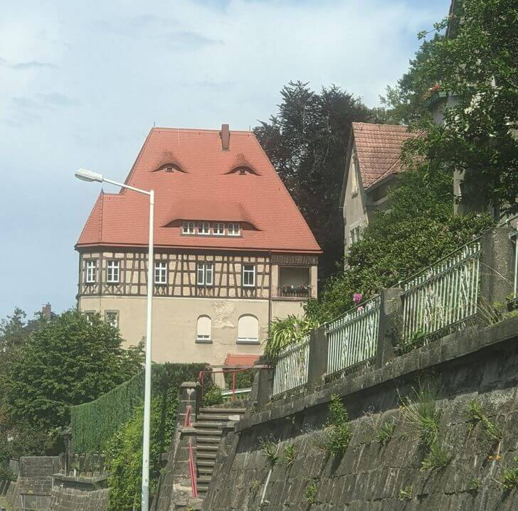 Ngôi nhà với gương mặt kỳ cục. Quả là một bức ảnh thú vị mà bạn phải ngắm một lần trong đời.