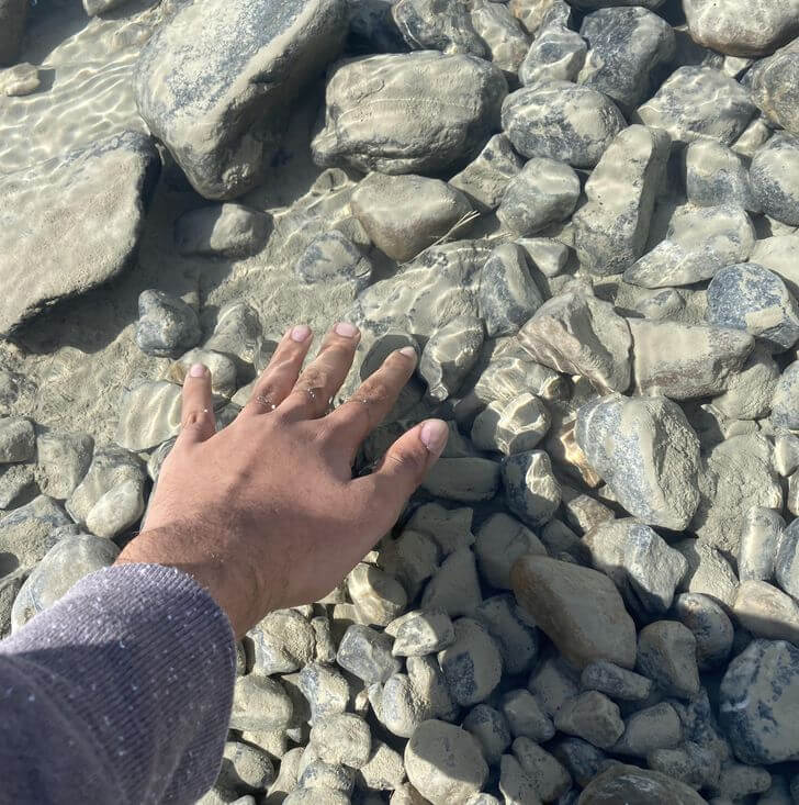 Nước của con sông sau khi băng tan trong đến mức bạn có thể nhìn thấy tận đáy.