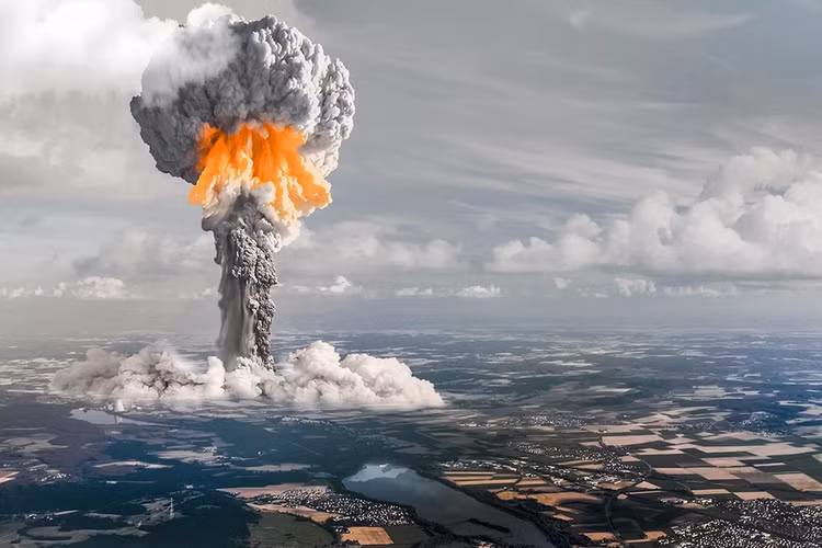Cuộc chiến tranh hạt nhân giữa các cường quốc có thể gây tàn phá diện rộng, thiệt hại nhân mạng, nhiễm độc phóng xạ, sụp đổ kinh tế và thảm họa môi trường.