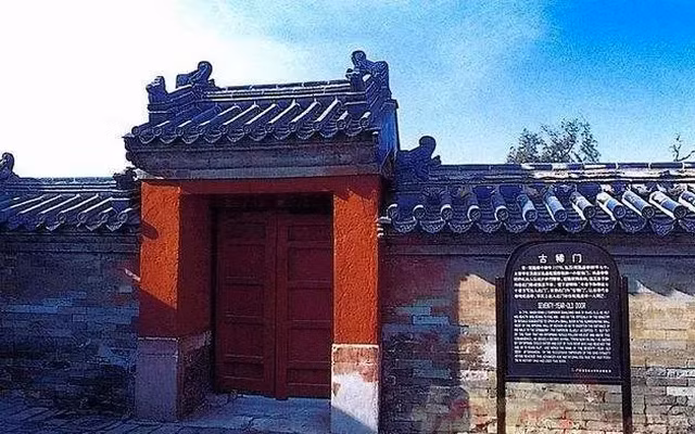 Cánh cửa nhỏ này trở thành biểu tượng cho hy vọng của Hoàng đế về sự trường thọ của hoàng tộc, nhưng hiện thực lại không đạt được điều này.