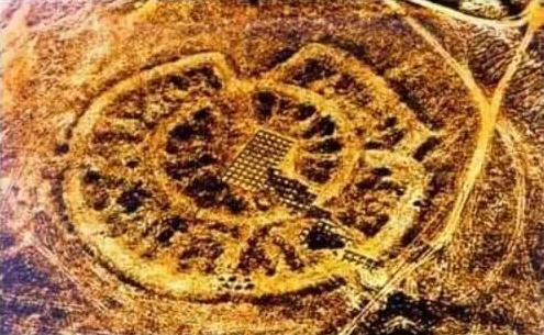 Tuy nhiên, ý nghĩa của các cấu trúc vòng tròn và hộp sọ kỳ lạ vẫn chưa được giải thích rõ ràng.