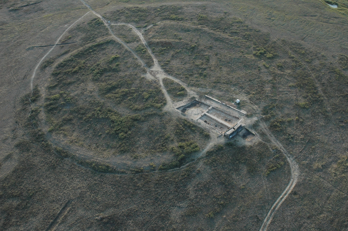 Thành phố cổ Arkaim, được phát hiện vào năm 1987 tại vùng Nam Ural, Nga, đã thu hút sự chú ý của giới khoa học và những người quan tâm đến các nền văn minh cổ đại vì nghi ngờ có sự nhúng tay của người ngoài hành tinh.