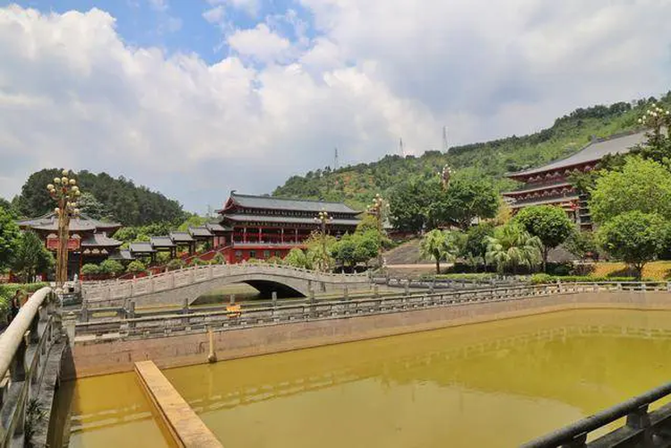 Chùa Vạn Phật ở thành phố Phúc Châu, Trung Quốc, là một ngôi chùa có lịch sử lâu đời, được xây dựng từ thời nhà Tống, có tên gọi khác nhau qua các thời kỳ.