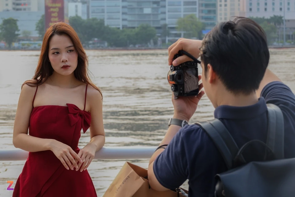 Sông Sài Gòn rực rỡ trong ánh chiều tà, xa xa là các tòa nhà cao tầng đã lên đèn lung linh, khung cảnh này khiến Lan Vy có cảm giác như đang lạc bước tại trời Tây. “Tuyệt vời” là tính từ mà cô bạn dùng để đánh giá địa điểm check-in đang gây bão mạng xã hội này. “Mình cảm thấy công viên rất đẹp, hiện đại và đặc biệt là sạch sẽ, không có rác thải. Chắc chắn mình sẽ còn trở lại trong tương lai”, Vy nói.