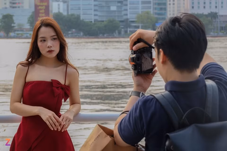 Sông Sài Gòn rực rỡ trong ánh chiều tà, xa xa là các tòa nhà cao tầng đã lên đèn lung linh, khung cảnh này khiến Lan Vy có cảm giác như đang lạc bước tại trời Tây. “Tuyệt vời” là tính từ mà cô bạn dùng để đánh giá địa điểm check-in đang gây bão mạng xã hội này. “Mình cảm thấy công viên rất đẹp, hiện đại và đặc biệt là sạch sẽ, không có rác thải. Chắc chắn mình sẽ còn trở lại trong tương lai”, Vy nói.