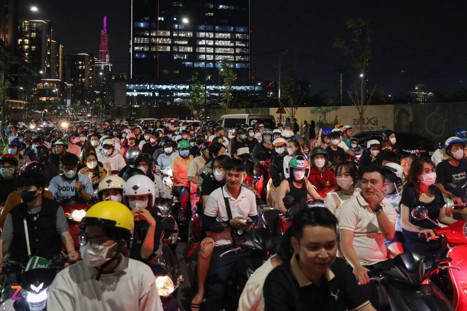 Càng về tối, giao thông ùn ứ tại lối ra vào công viên, nhiều người phải chờ từ 10-15 phút để có thể di chuyển vào trong.