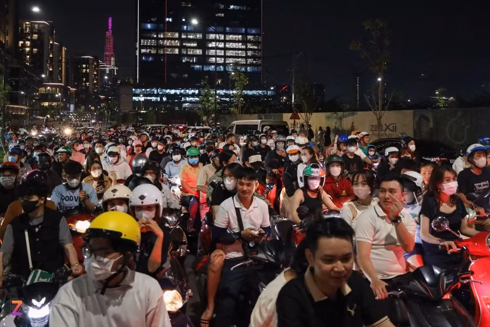 Càng về tối, giao thông ùn ứ tại lối ra vào công viên, nhiều người phải chờ từ 10-15 phút để có thể di chuyển vào trong.