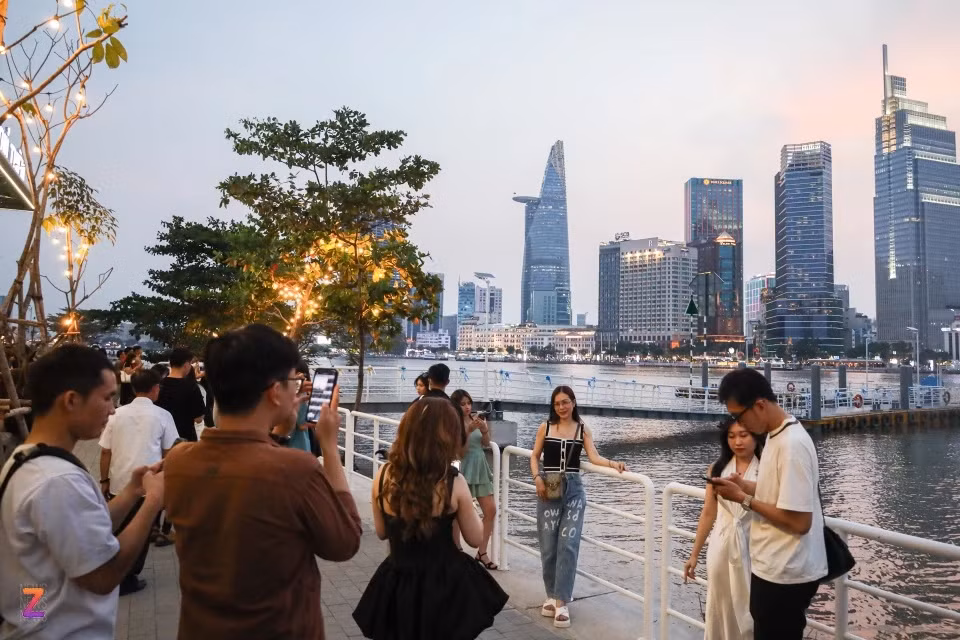 Khoảng 18h là lúc hoàng hôn buông xuống. Tận dụng thời khắc này, các “nhiếp ảnh gia” nghiệp dư đồng loạt giơ máy, các bạn trẻ cũng liên tục tạo dáng để kịp bắt trọn hoàng hôn.