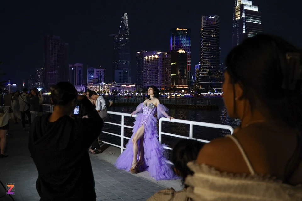 Lệ Thủy, đang kinh doanh cửa hàng thời trang. Chị mang theo 6 bộ đồ, chụp trong 2 giờ để quảng bá sản phẩm. Theo chị, khung cảnh nơi đây rất giống với view nước ngoài, nhìn rất năng động và hiện đại. Ngoài ra chị thường lựa chọn địa điểm chụp nổi tiếng cho bộ ảnh quảng bá.