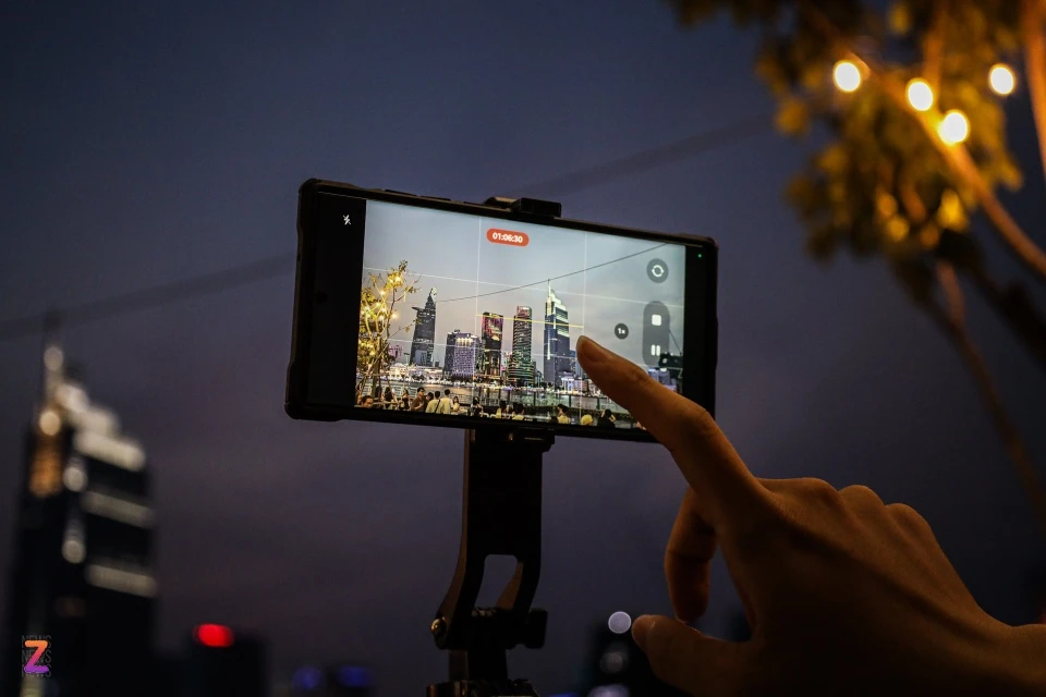 Thanh Trang và Trung Nhân (sinh năm 1997), quay timelapse từ lúc hoàng hôn buông xuống, để ghi lại sự "thay màu" của thành phố. Đối với sở thích này, cả hai đều có chung suy nghĩ: "Thay vì chỉ chụp hình check-in khi có cảnh đẹp, tụi mình muốn tạo ra điều gì đó độc đáo và khác biệt".