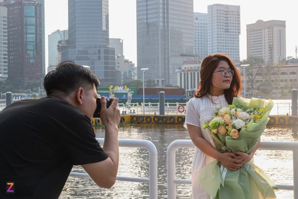 Từng nhiều lần thất vọng khi đi theo review trên mạng xã hội, đây là một trong số ít những địa điểm được Diệu Anh (30 tuổi) cam kết sẽ trở lại nhiều lần. Diệu Anh đến công viên lúc 16h để tránh cảnh chen lấn, xô đẩy. Để tạo điểm nhấn cho bức ảnh, cô còn “đầu tư” thêm một đóa hoa hồng với giá 400.000 đồng để làm phụ kiện. “Mình từng đến đây một lần nhưng vì đông người nên hôm nay quyết định trở lại chụp. Chỉ mới 30 phút nhưng mình đã chụp được rất nhiều ảnh đẹp” , Diệu Anh chia sẻ.