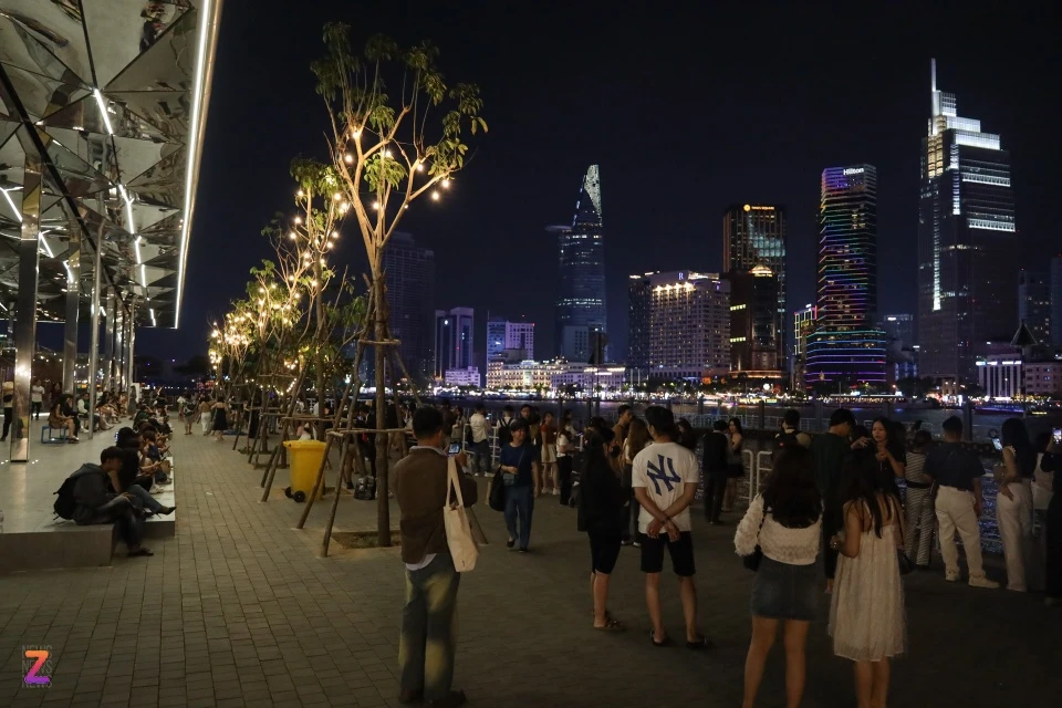 Càng về đêm, lượng người đổ về công viên càng tăng mạnh, hàng quán ven bờ sông tấp nập người ra vào. Các bạn trẻ vui vẻ ăn uống, chuyện trò, tận hưởng cuối tuần sau một tuần làm việc.