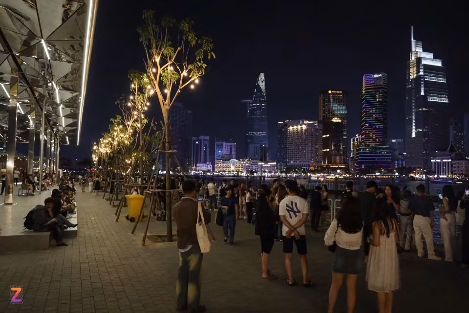 Càng về đêm, lượng người đổ về công viên càng tăng mạnh, hàng quán ven bờ sông tấp nập người ra vào. Các bạn trẻ vui vẻ ăn uống, chuyện trò, tận hưởng cuối tuần sau một tuần làm việc.