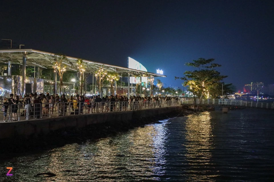 Công viên bờ sông Sài gòn thuộc khu đô thị Thủ Thiêm, có diện tích khoảng 20 ha, kéo dài từ chân cầu Ba Son đến đường hầm sông Sài Gòn. Chỉ mới đi vào hoạt động khoảng gần 3 tháng, nơi đây trở thành điểm đến được đông đảo giới trẻ Sài thành lựa chọn mỗi cuối tuần.