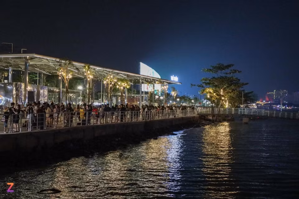 Công viên bờ sông Sài gòn thuộc khu đô thị Thủ Thiêm, có diện tích khoảng 20 ha, kéo dài từ chân cầu Ba Son đến đường hầm sông Sài Gòn. Chỉ mới đi vào hoạt động khoảng gần 3 tháng, nơi đây trở thành điểm đến được đông đảo giới trẻ Sài thành lựa chọn mỗi cuối tuần.