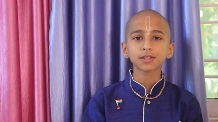 Thần đồng tiên tri Ấn Độ Abhigya Anand sinh năm 2006 ở Ấn Độ, được biết đến như một thần đồng với trí thông minh hơn người. Cậu được coi là một trong những nhà tiên tri nổi tiếng và trẻ tuổi nhất hiện nay.