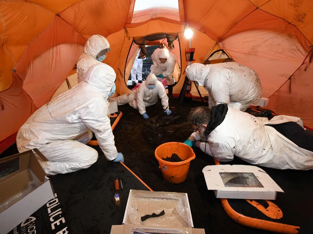 Nikki Deehan, thanh tra thám tử cho biết, họ đã tiến hành khai quật thi thể với sự cân nhắc pháp y đầy đủ, đồng thời được bảo quản tốt nhờ môi trường đất than bùn có hàm lượng oxy thấp.