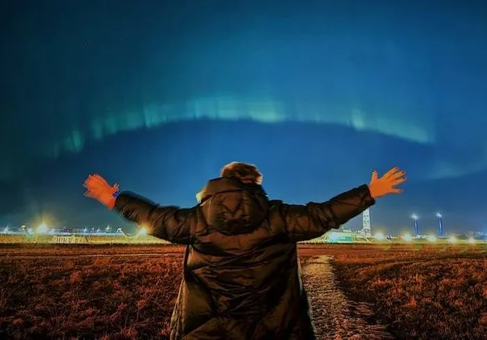 Mới đây, người dân từ nhiều khu vực của Nga đã có dịp lưu lại những khoảnh khắc mê hồn khi cực quang xuất hiện trên bầu trời. Trong ảnh là cực quang trên bầu trời đảo Vasilyevsky.