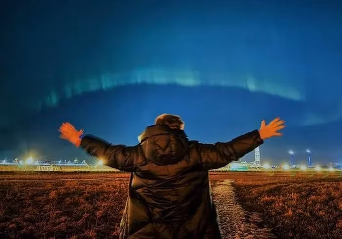 Mới đây, người dân từ nhiều khu vực của Nga đã có dịp lưu lại những khoảnh khắc mê hồn khi cực quang xuất hiện trên bầu trời. Trong ảnh là cực quang trên bầu trời đảo Vasilyevsky.