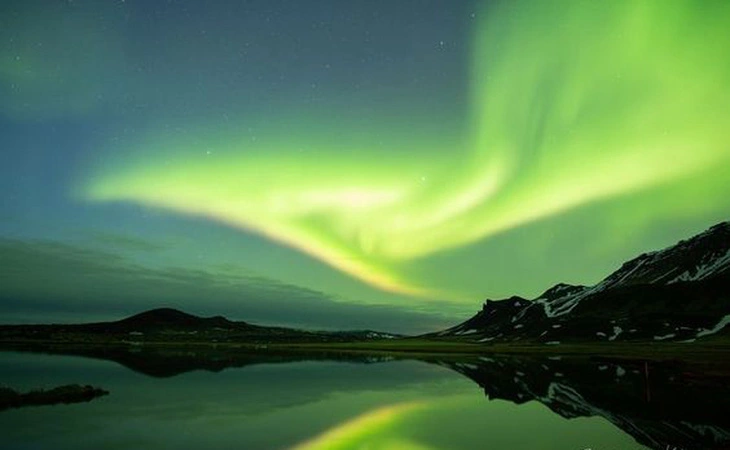 Cực quang chụp tại phía tây đảo Iceland. Mỗi lần cực quang diễn ra là một chương trình nghệ thuật bởi màu sắc, độ sáng, hình dạng của các dải sáng thay đổi liên tục, khi thì nhẹ nhàng, khi thì lên cao trào.
