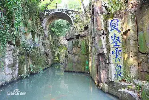 Đào mộ Hạp Lư trở thành ước mơ của Tần Thuỷ Hoàng, đặc biệt là với mong muốn sở hữu thanh kiếm Ngư Trường và Mạc Tà. Tuy nhiên, nước ở hồ Kiếm, nơi cho rằng mộ của Hạp Lư nằm, không bao giờ cạn, làm cho việc đào mộ trở nên không khả thi.