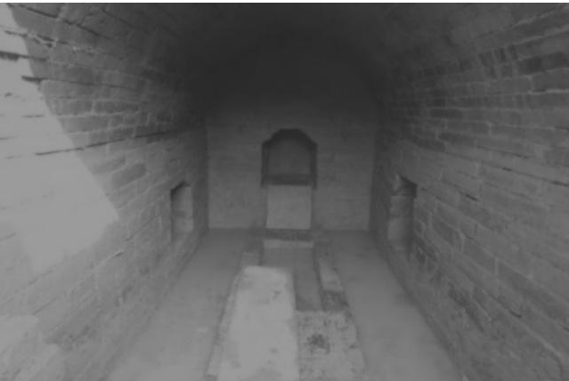 Sau khi nhóm khảo cổ dọn dẹp, họ phát hiện một ngôi mộ đã bị trộm phá hủy, nhưng có một mộ vẫn còn nguyên vẹn.