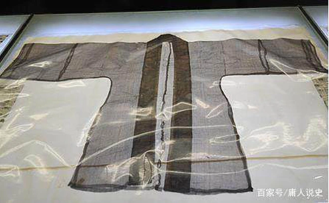 Sau khi mở nắp quan tài, các chuyên gia phát hiện thi thể được khoác lên mình y phục bao gồm 354 lớp từ đủ loại chất liệu và kiểu dáng, đánh dấu một kỹ thuật dệt vải tuyệt vời từ thời nhà Tống.