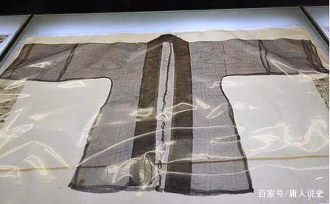 Sau khi mở nắp quan tài, các chuyên gia phát hiện thi thể được khoác lên mình y phục bao gồm 354 lớp từ đủ loại chất liệu và kiểu dáng, đánh dấu một kỹ thuật dệt vải tuyệt vời từ thời nhà Tống.