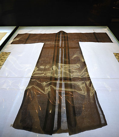 Di vật quý giá này cung cấp thông tin quý báu về đời sống văn hóa và trang phục của phụ nữ thời nhà Tống, là một phần trong nỗ lực hiểu biết về thời kỳ lịch sử quan trọng của Trung Quốc.