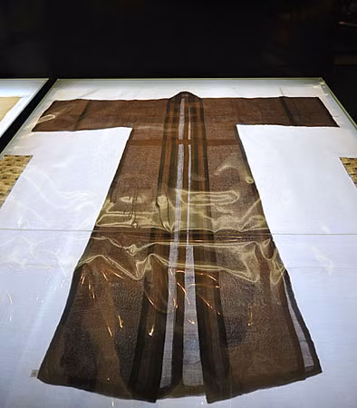 Di vật quý giá này cung cấp thông tin quý báu về đời sống văn hóa và trang phục của phụ nữ thời nhà Tống, là một phần trong nỗ lực hiểu biết về thời kỳ lịch sử quan trọng của Trung Quốc.