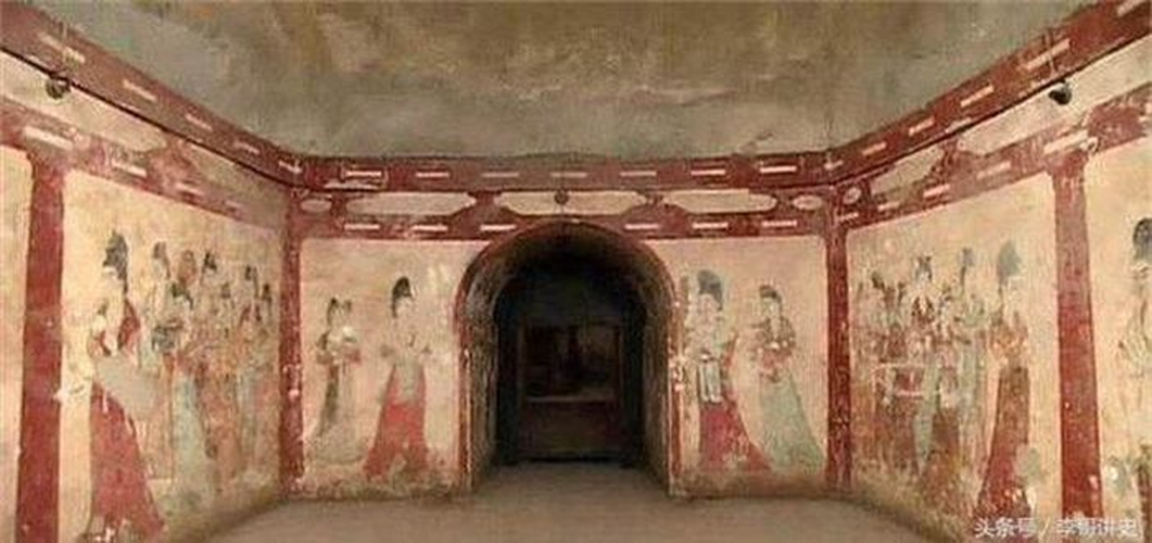 Khi mở cánh cửa của ngôi mộ cổ, họ đã phát hiện một bóng đen đứng đằng sau cửa, làm kinh hoàng tất cả mọi người.